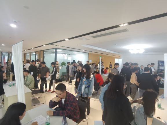 受训结班同学参加华为人才联盟beat365vip官网登录入口专场招聘会.jpg